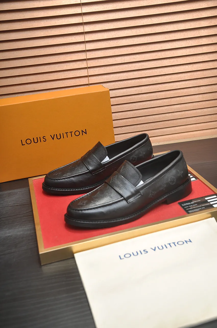 Men's men's shoes 💰460💶 [LV] (all high-end sheep lining) 🍀LV's latest genuine leather business suit shoes are launched simultaneously on the official website. The first-layer cowhide imported from Italy is made of heavy gold, 💥official website 1:1 rubber outsole. Versatile to wear, high-end without losing class, and the color combination is extraordinary. This four-season style is alluring when worn on your feet, showing off your big-name flair. Standard code 38-45 (45 customized)